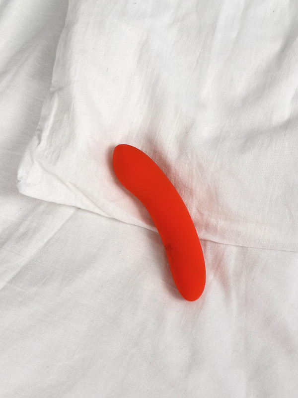 Мини вибратор Atom из премиального жидкого сликона (SENSORA)